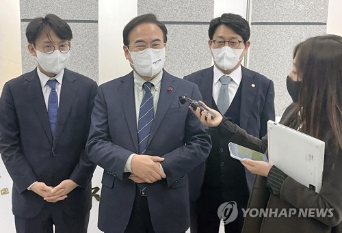 '허위사실 공표 혐의' 서거석 전북교육감 "폭행 없었다" 부인