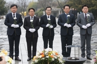 민주당 시·도지사 5인, 盧 묘역 참배·문 전 대통령 예방