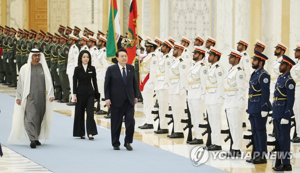 UAE 의장대 사열하는 윤석열 대통령