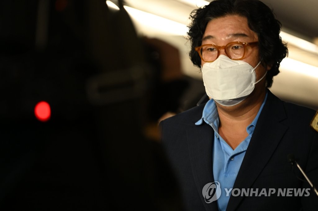 Kim Seong-tae, ancien président du fabricant de sous-vêtements Ssangbangwool, arrive le mardi 17 janvier 2023 à l'aéroport international d'Incheon, à l'ouest de Séoul, après avoir pris la fuite en Thaïlande. (Pool photo)