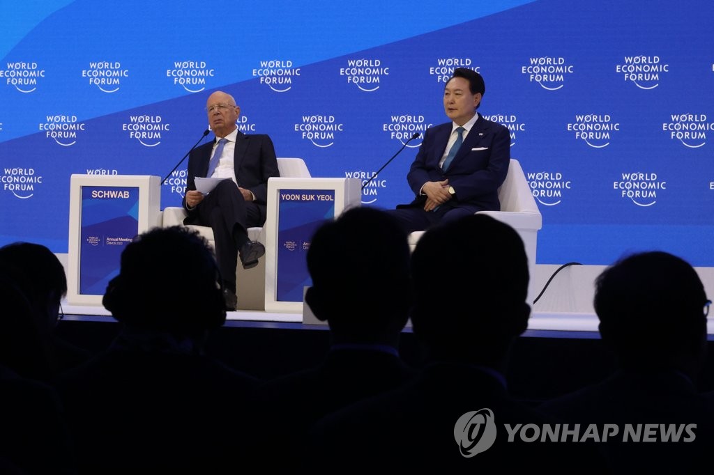 El presidente Yoon Suk Yeol (derecha) responde las preguntas del presidente del Foro Económico Mundial, Klaus Schwab (izquierda), después de pronunciar un discurso especial durante la reunión anual del WEF en Davos, Suiza, el 19 de enero de 2023. (Yonhap)