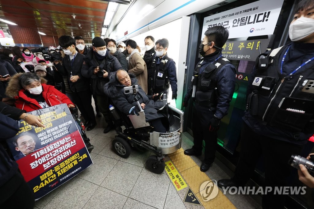 障害者団体が地下鉄駅でデモ再開　一部で約３０分遅れ＝韓国