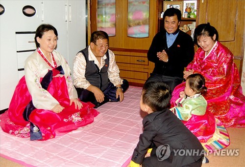 북한서 설명절 맞아 세배하는 어린이들