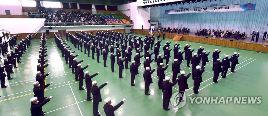 Esta foto de archivo, proporcionada por la Marina el 27 de enero de 2023, muestra a marineros alistados que asisten a una ceremonia que marca el final de su entrenamiento básico en el Comando de Educación y Entrenamiento Naval en Changwon, 398 kilómetros al sureste de Seúl.  (FOTO NO A LA VENTA) (Yonhap)