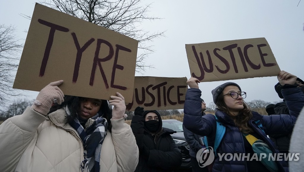 '경찰의 흑인 집단폭행' 항의하는 美 멤피스 시민들