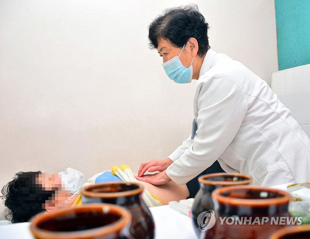 비만증 치료하는 북한 의사