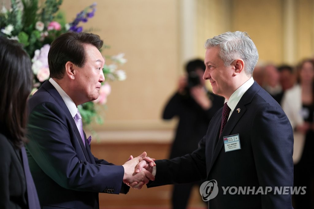 Yoon's New Year's greeting with foreign envoys