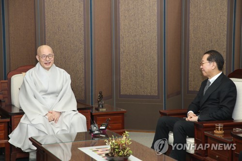 وزير الوحدة يطلب دعم الدائرة البوذية لتحسين العلاقات بين الكوريتين
