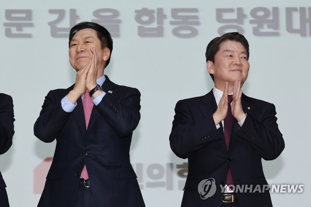 Reps. Kim Gi-hyeon (L) and Ahn Cheol-soo of the ruling People Power Party attend a party event in Seoul on Feb. 5, 2023. Both lawmakers are candidates running for PPP leadership. (Yonhap)
