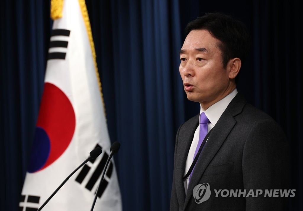 Lee Do-woon, un periodista veterano del diario Munhwa Ilbo, habla ante los periodistas, el 5 de febrero de 2023, tras su nombramiento como nuevo portavoz presidencial para la prensa extranjera, en la oficina presidencial en Yongsan, en el centro de Seúl.