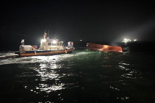 عمليات البحث عن مفقودين في حادث انقلاب قارب صيد