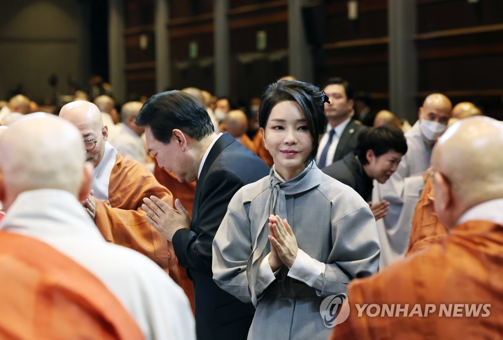 합장 인사하는 김건희 여사