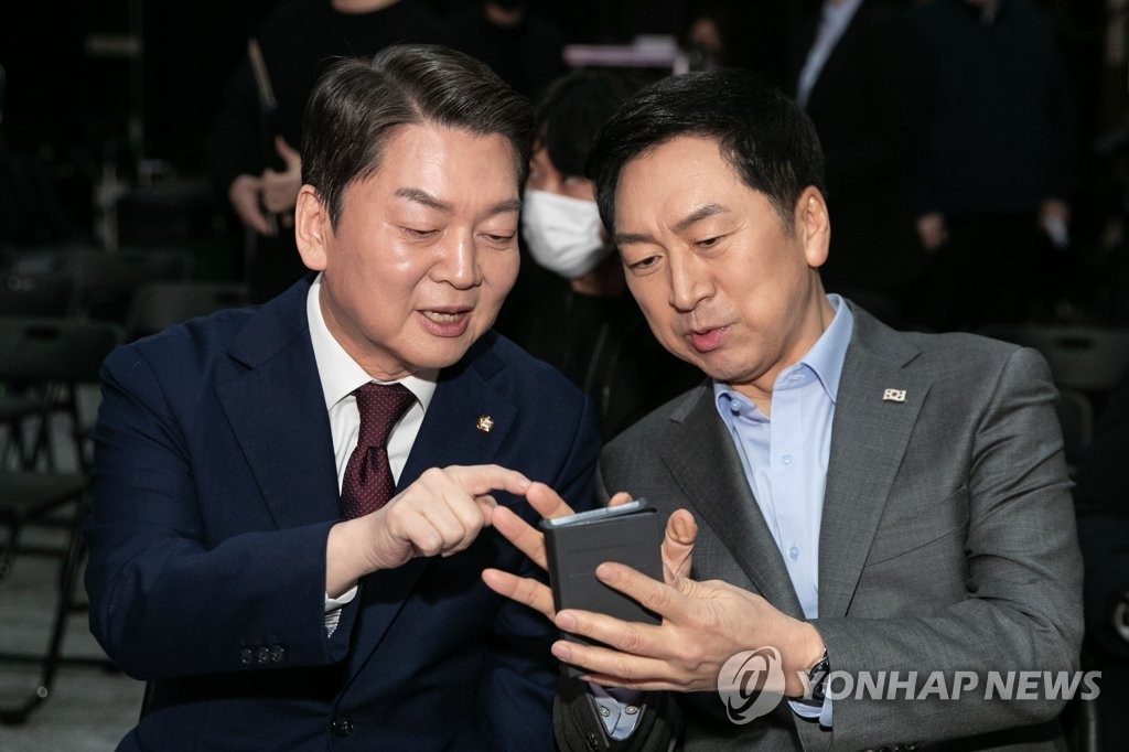 Candidates running for the chair of the ruling People Power Party -- Ahn Cheol-soo (L) and Kim Gi-hyeon -- chat with each other during an event in Seoul on Feb. 7, 2023, to present their visions ahead of its leadership race scheduled for March 8. (Pool photo) (Yonhap)