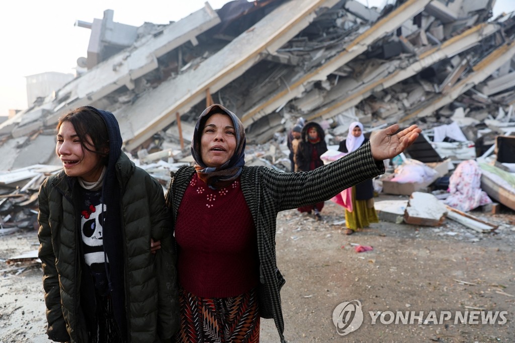 무너진 건물잔해 부근서 허탈해하는 튀르키예 주민들