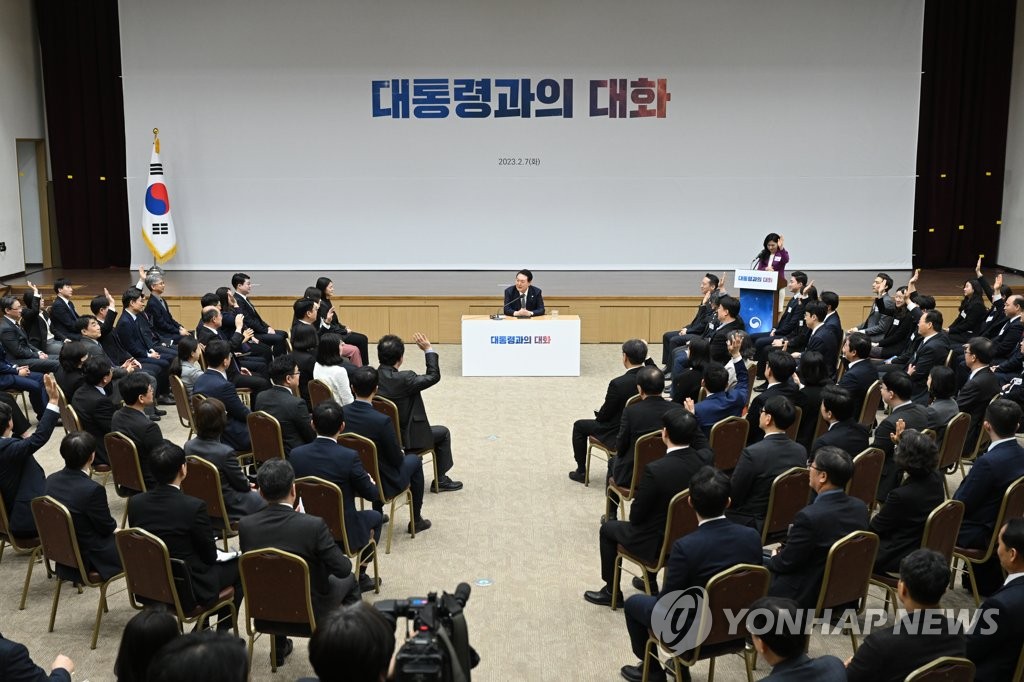 الرئيس «يون» يلتقي بمسؤولين حكوميين