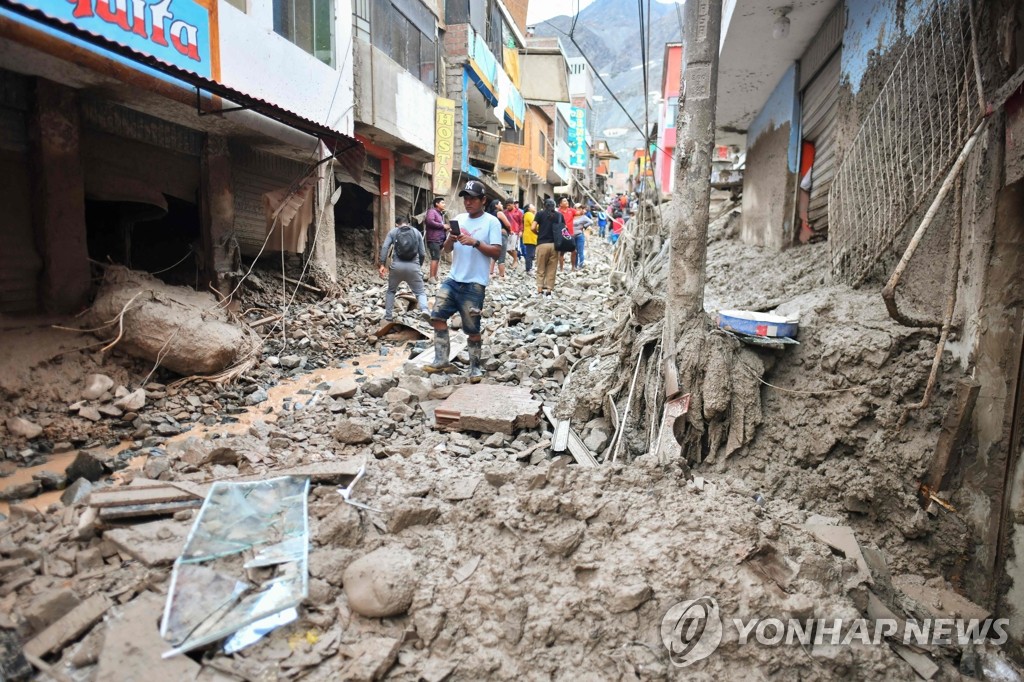 폭우에 따른 산사태로 진흙에 파묻힌 페루 거리