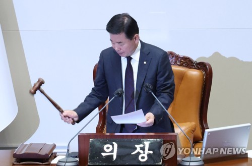 Le président de l'Assemblée nationale, Kim Jin-pyo, prononce le résultat du vote sur la motion de destitution du ministre de l'Intérieur, Lee Sang-min, à l'Assemblée nationale à Séoul, le mercredi 8 février 2023. 