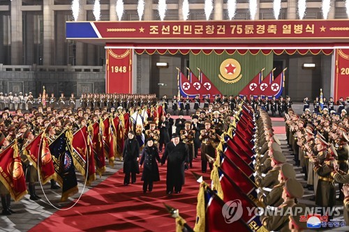 북한 열병식장의 '미사일총국' 깃발