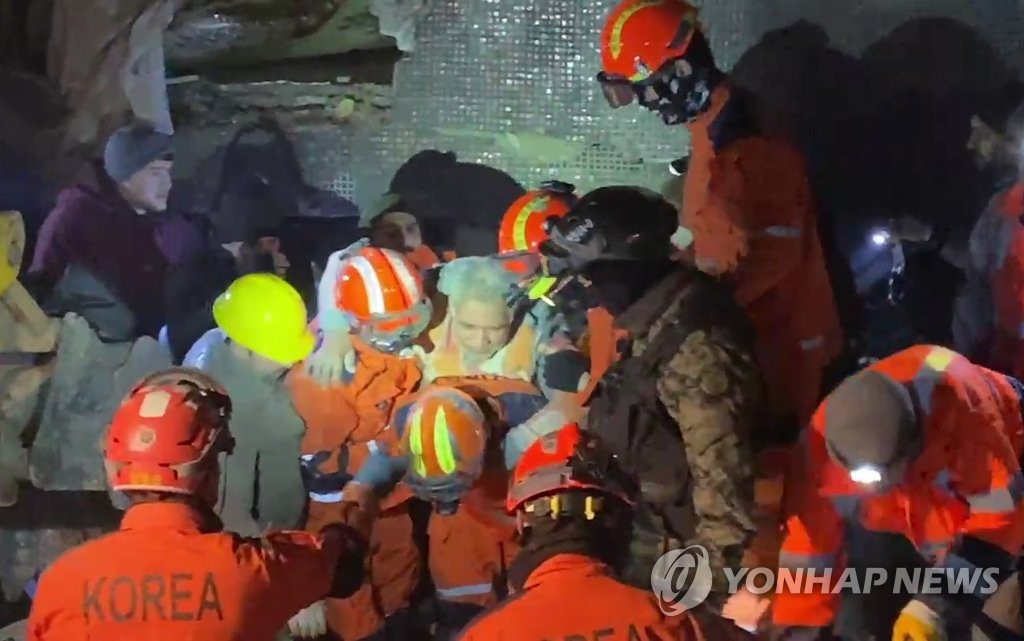 한국 긴급구호대, 튀르키예 구호 활동서 생존자 첫 구조