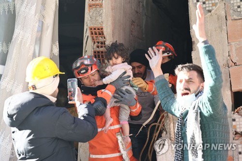 韓긴급구호대, 생존자 일가족 3명 추가 구조…2세 여아와 부모