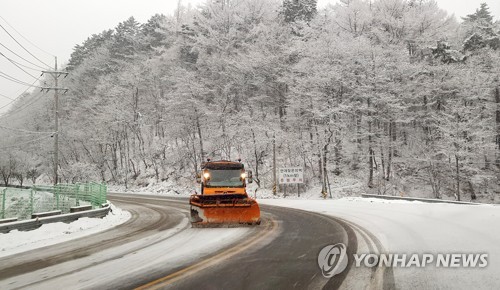 청도·경산·영주 도로 11곳 내린 눈으로 차량 통제