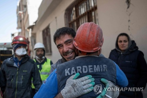 튀르키예서 생존자 구조하고 기뻐하는 광부