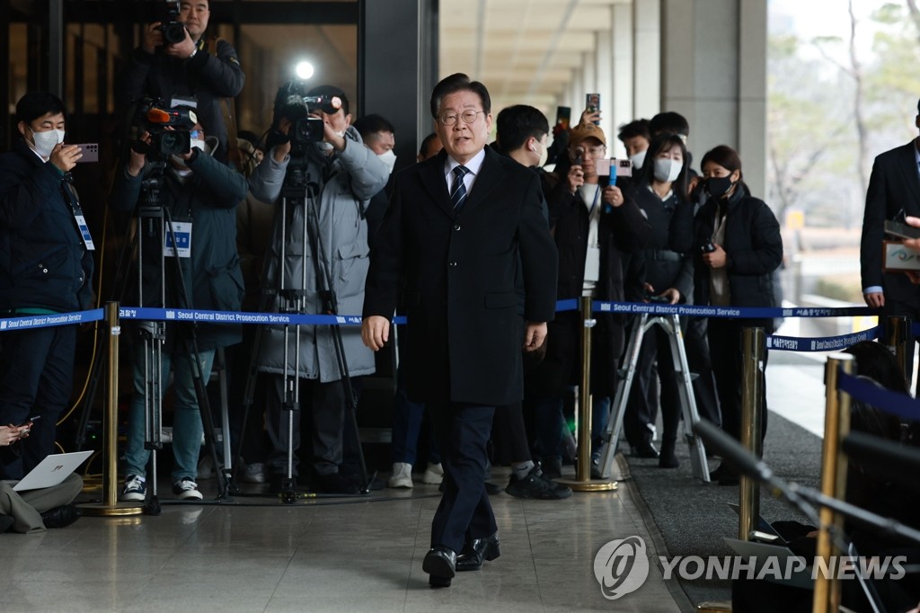 Democratic Party Chair Lee Jae-myung enters the Seoul Central Prosecutors Office in southern Seoul on Feb. 10, 2023, for questioning in a development corruption investigation. (Yonhap)