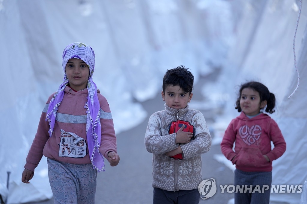 이재민 텐트 사이로 걸어 다니는 튀르키예 어린이들