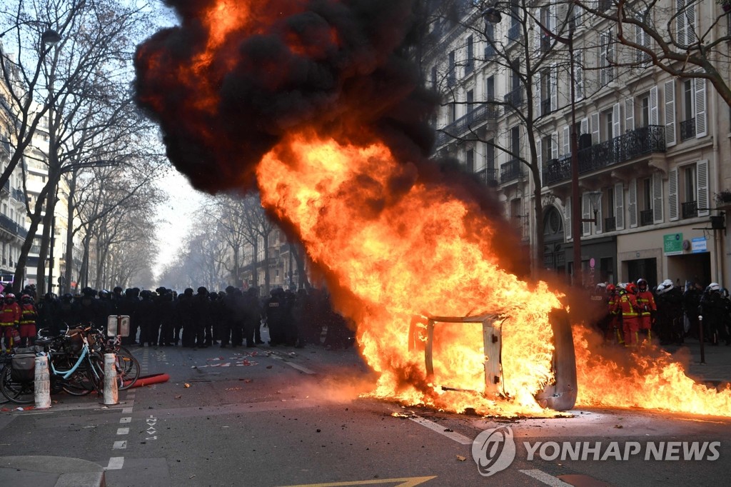 프랑스 연금 개혁 반대 4차 시위…불길 휩싸인 자동차
