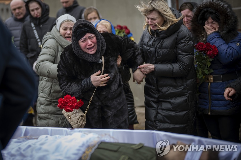 전사한 남편 장례식서 오열하는 우크라 여성