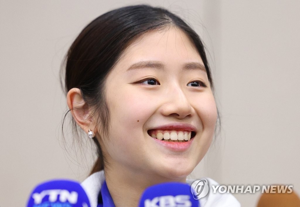 South Korean figure skater Lee Hae-in speaks to reporters at Incheon International Airport in Incheon, west of Seoul, on Feb. 14, 2023, after winning the women's singles gold medal at the International Skating Union Four Continents Figure Skating Championships. (Yonhap)