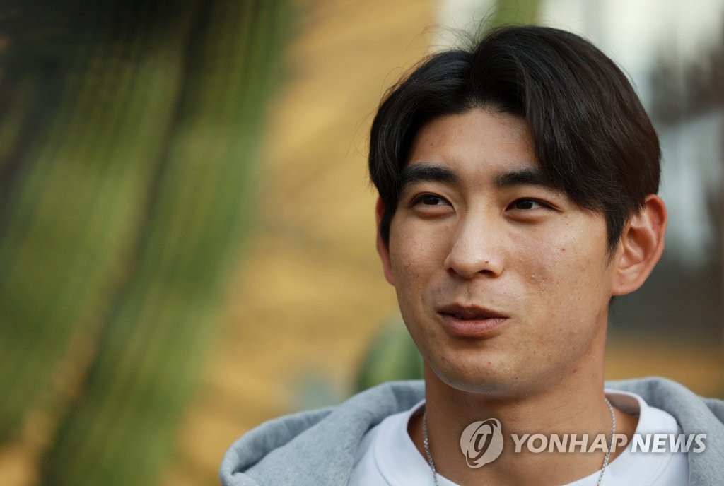 South Korean outfielder Lee Jung-hoo speaks to reporters at Westward Look Wyndham Grand Resort & Spa in Tucson, Arizona, on Feb. 14, 2023, before joining the national team training camp for the World Baseball Classic. (Yonhap)