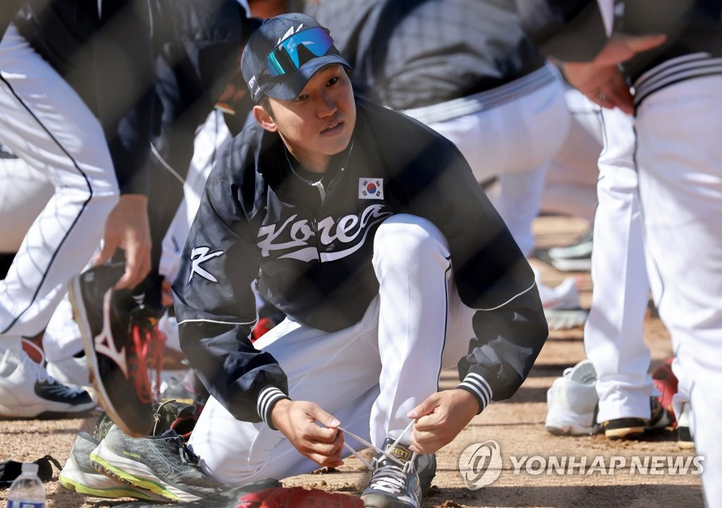 South Korean pitcher Koo Chang-mo ties his cleat during a practice session for the World Baseball Classic at Kino Sports Complex in Tucson, Arizona, on Feb. 15, 2023. (Yonhap)