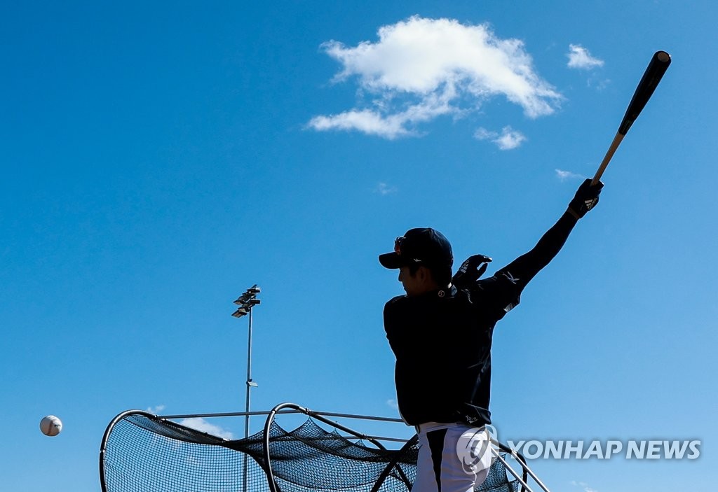 South Korean outfielder Lee Jung-hoo takes a swing during a practice session for the World Baseball Classic at Kino Sports Complex in Tucson, Arizona, on Feb. 15, 2023. (Yonhap)