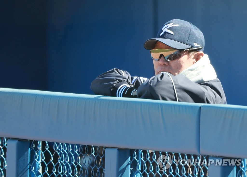 South Korea manager Lee Kang-chul watches his team play the NC Dinos in a scrimmage for the World Baseball Classic at Kino Veterans Memorial Stadium in Tucson, Arizona, on Feb. 16, 2023. (Yonhap)