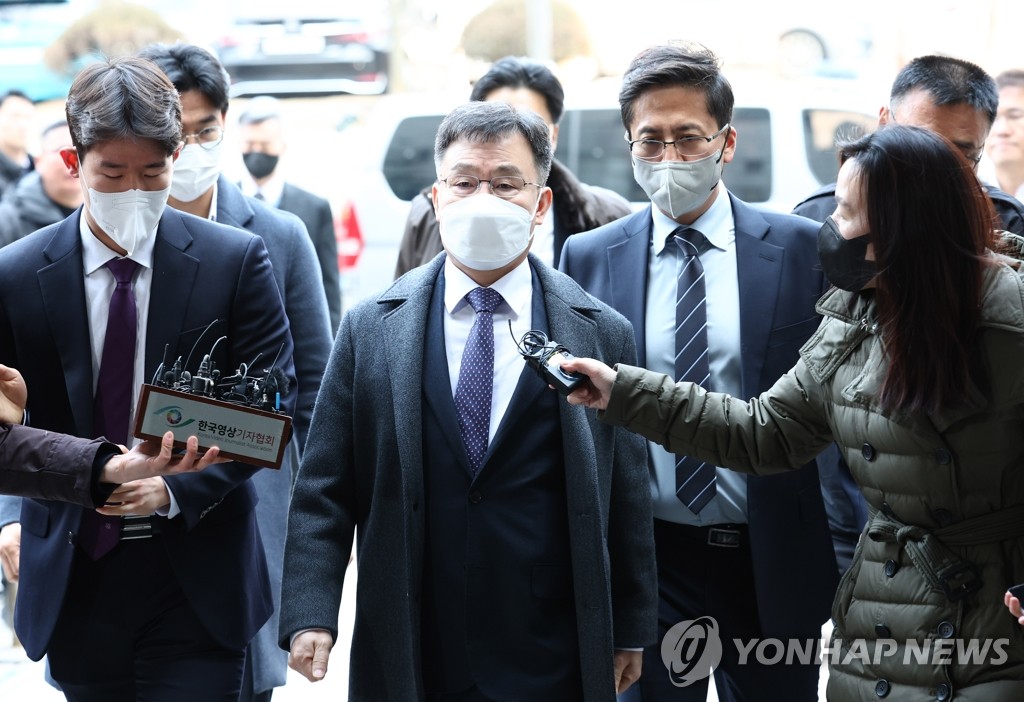 Kim Man-bae (C), the owner of the asset management company Hwacheon Daeyu, arrives at the Seoul Central District Court to attend a court review on his arrest warrant over a massive realty development corruption scandal, in this file photo taken Feb. 17, 2023. (Pool photo) (Yonhap)