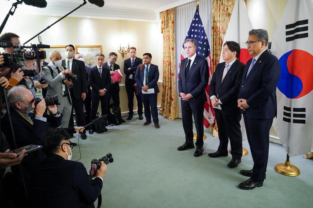 독일 뮌헨안보회의에서 긴급회동한 한국과 미국, 일본 외교수장