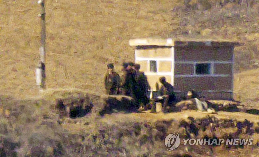초소에 모여있는 북한 군인들