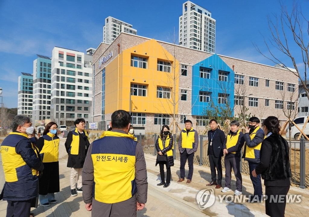 내달 1일 개교 나루초 통학환경 점검하는 세종시 안전도시위