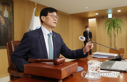 El gobernador del BOK, Rhee Chang-yong, preside una reunión del Comité de Política Monetaria, el 23 de febrero de 2023, en la sede del banco central, en Seúl. (Foto del cuerpo de prensa. Prohibida su reventa y archivo)