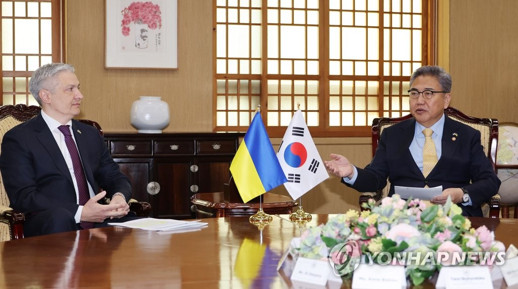 El ministro de Asuntos Exteriores, Park Jin (dcha.), habla durante una reunión con el embajador de Ucrania ante Seúl, Dmytro Ponomarenko, en la Cancillería, en la capital surcoreana, el 23 de febrero de 2023, un día antes del aniversario del inicio de la guerra entre Ucrania y Rusia.