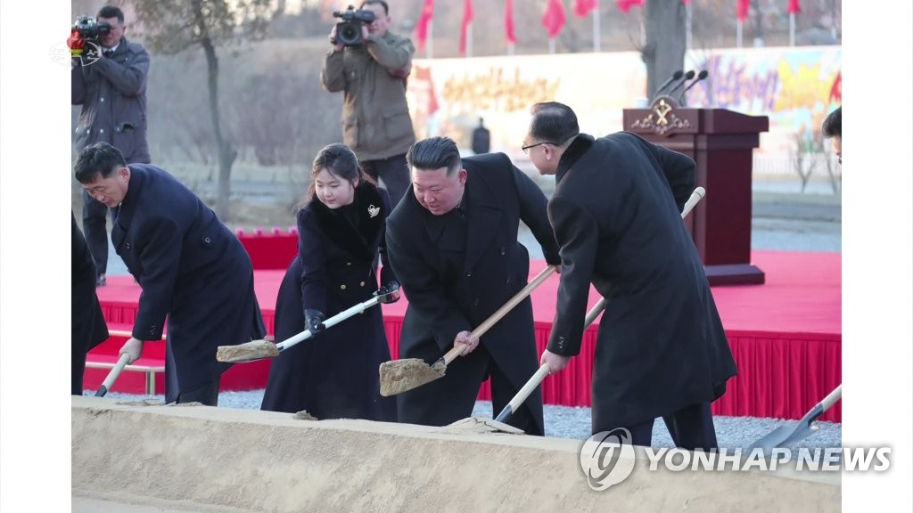 Esta imagen, tomada de imágenes de la Televisión Central Coreana de Corea del Norte el 26 de febrero de 2023, muestra al líder norcoreano Kim Jong-un (segundo desde la derecha) y su hija, Ju-ae, asistiendo a una ceremonia inaugural para construir nuevas casas en el Zona Sopho de Pyongyang.  (Para uso exclusivo en la República de Corea. Sin redistribución) (Yonhap)