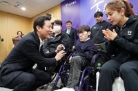 '한국의 호킹'·골볼팀 만난 오세훈 
