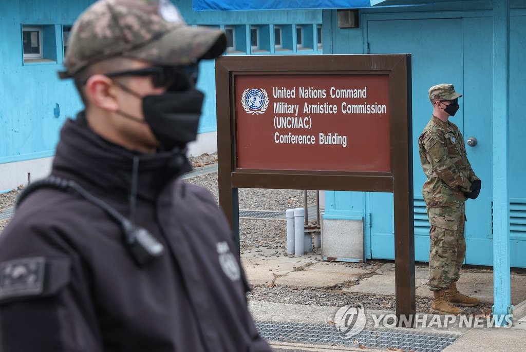 Soldados surcoreanos hacen guardia en el Área de Seguridad Conjunta en la aldea de tregua de Panmunjom el 3 de marzo de 2023. (Yonhap)