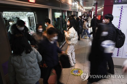 (عاجل) كوريا الجنوبية تسجل 12,798 إصابة جديدة بكورونا بزيادة حوالي 500 إصابة عن نفس اليوم من الأسبوع الماضي