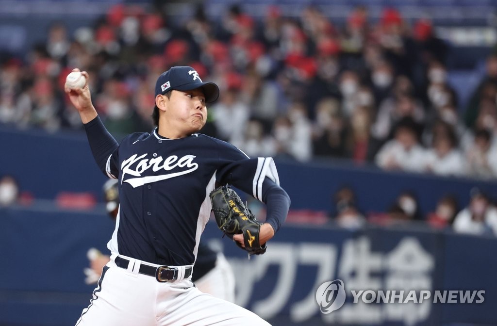 한국 선수 수형준이 2023년 3월 6일 오사카 교세라 돔 오사카에서 열린 월드 베이스볼 클래식(WBC)에 앞서 평가전에서 오릭스 버팔로스와 경기를 하고 있다.