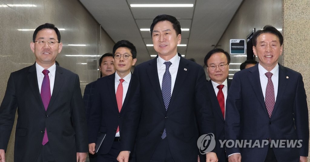 最高委員会議の会場に向かう金起炫新代表（中央）＝９日、ソウル（聯合ニュース）