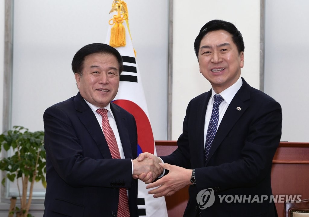 New ruling People Power Party leader Kim Gi-hyeon (R) poses with Lee Jin-bok, the senior presidential secretary for political affairs, at the National Assembly on March 9, 2023. (Pool photo) (Yonhap)