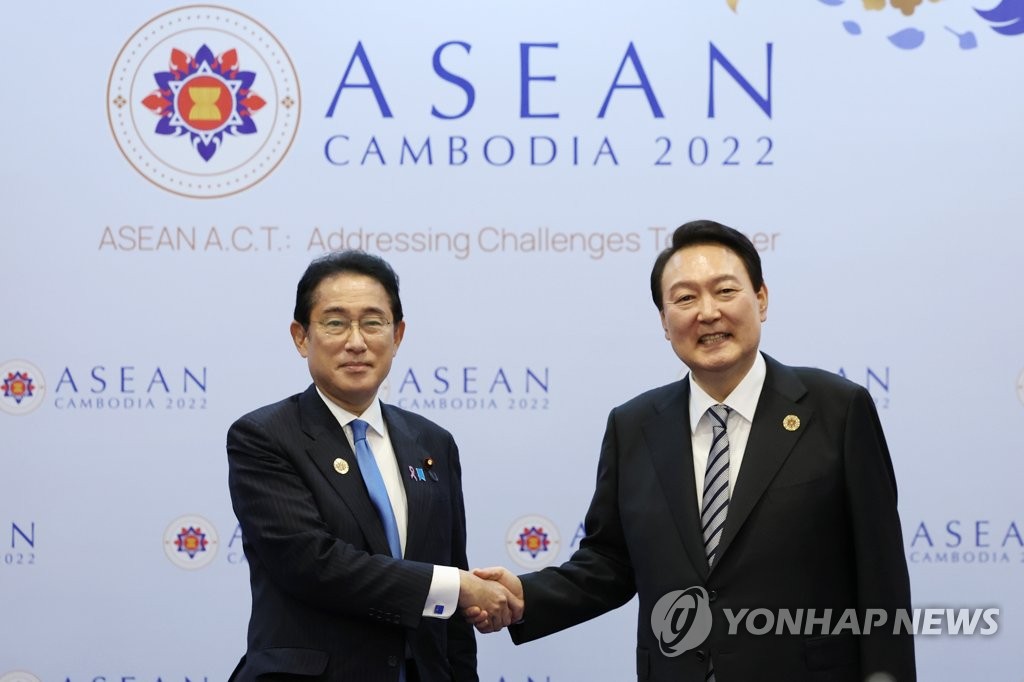 En la imagen de archivo se muestra al presidente de Corea del Sul, Yoon Suk-yeol (dcha.), y el primer ministro japonés, Fumio Kishida, posando ante la cámara, el 13 de noviembre de 2022, antes de iniciar su cumbre bilateral en un hotel de Nom Pen, Camboya.