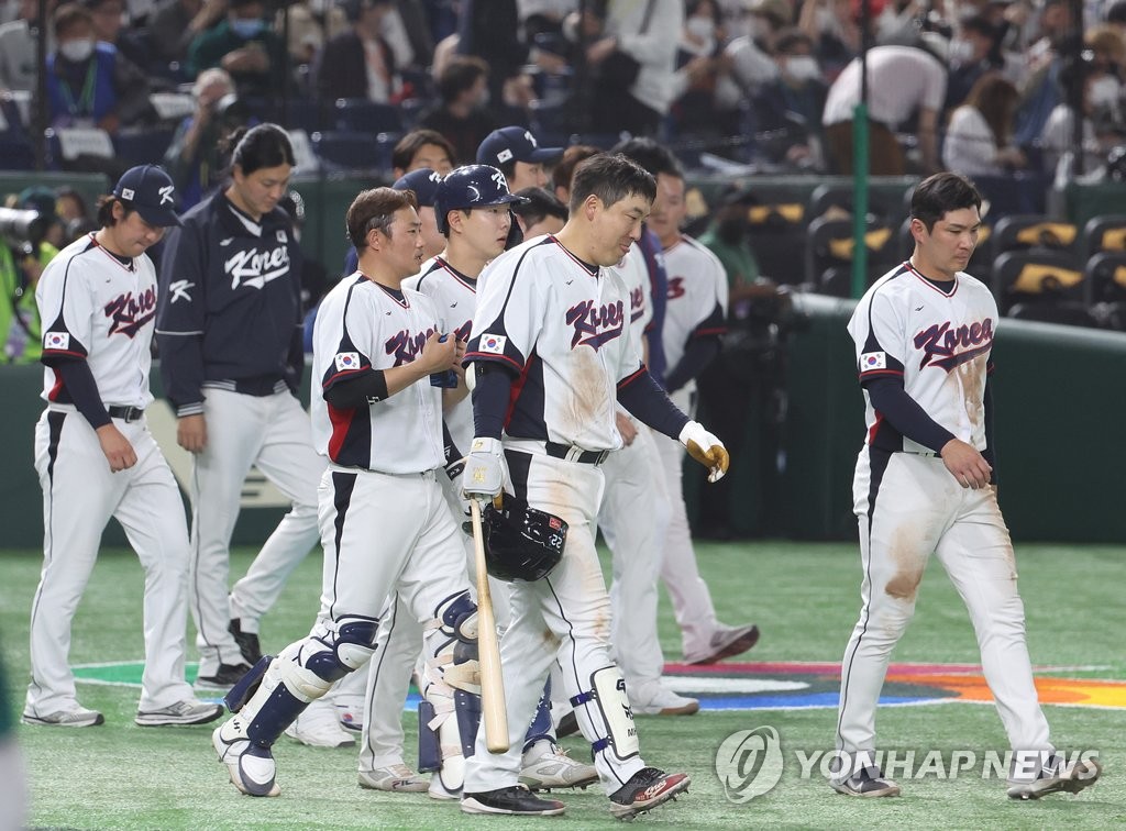 オーストラリアとの試合後、浮かない表情で引き揚げる韓国の選手たち＝９日、東京（聯合ニュース）
